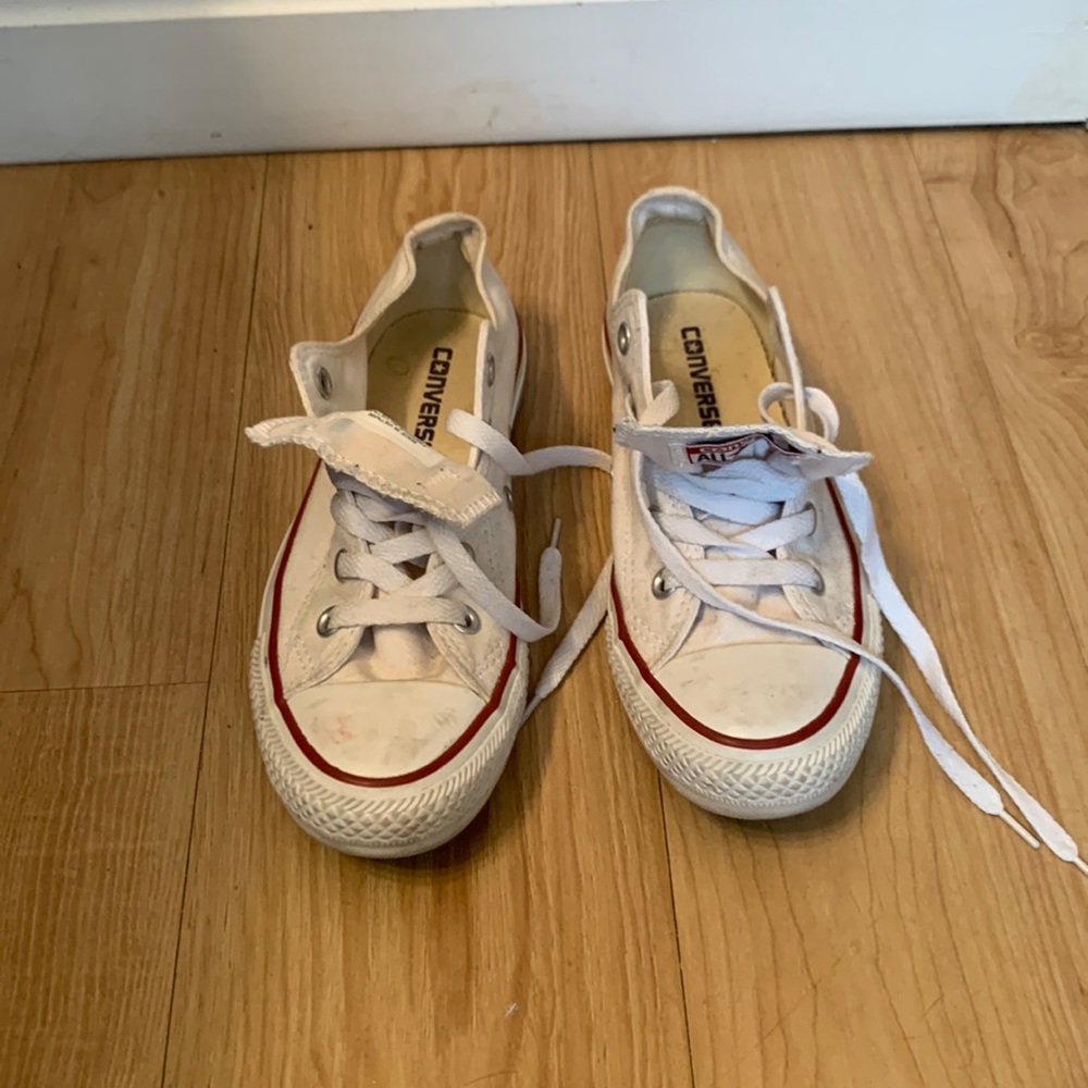 Woman’s white low top converse, size 6